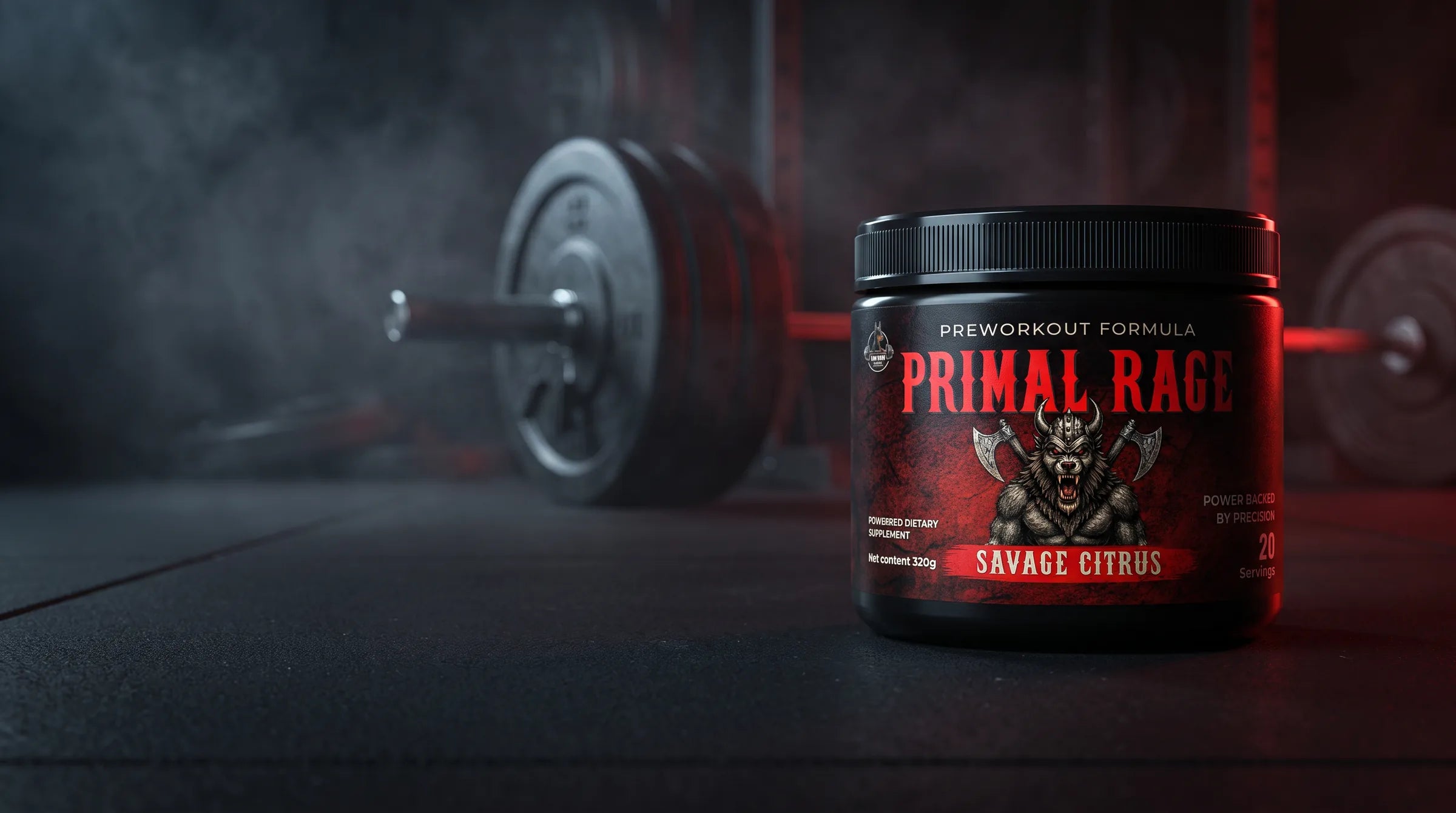Bote de Primal Rage sabor Savage Citrus junto a una barra olímpica en un gimnasio con iluminación roja.